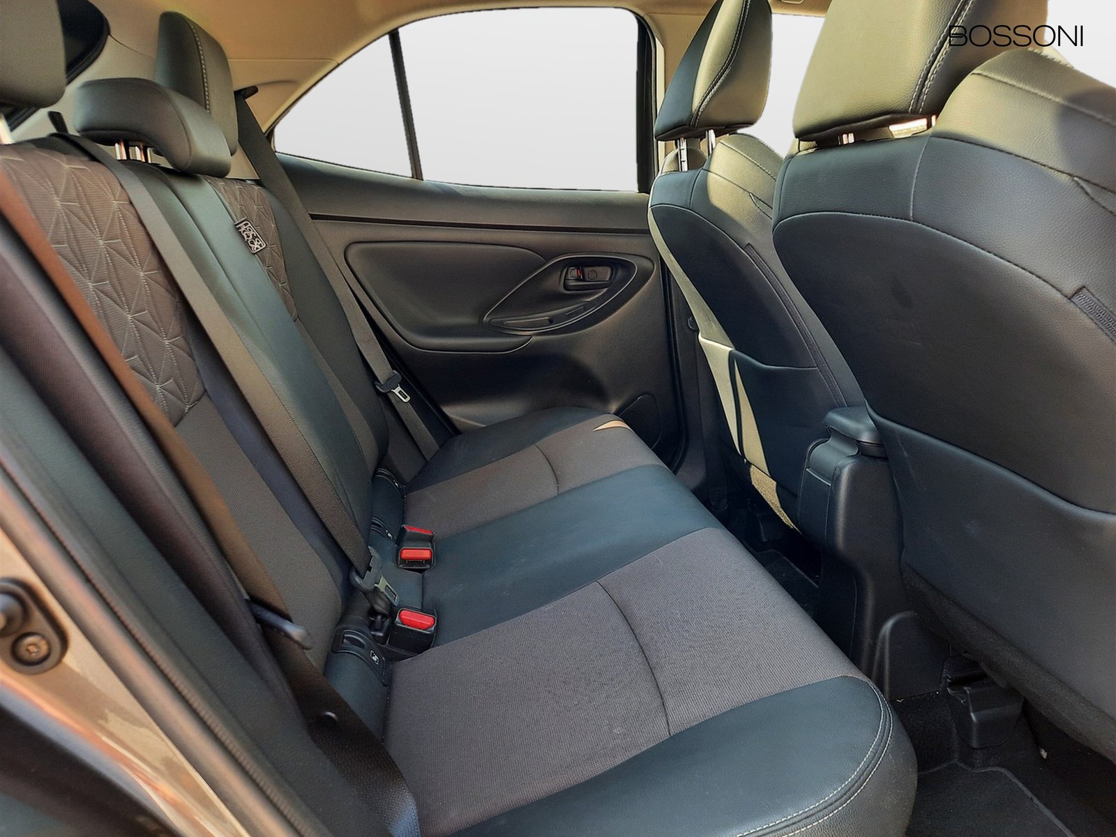 10 - Toyota yaris cross 1.5 h 116cv lounge awd-i e-cvt