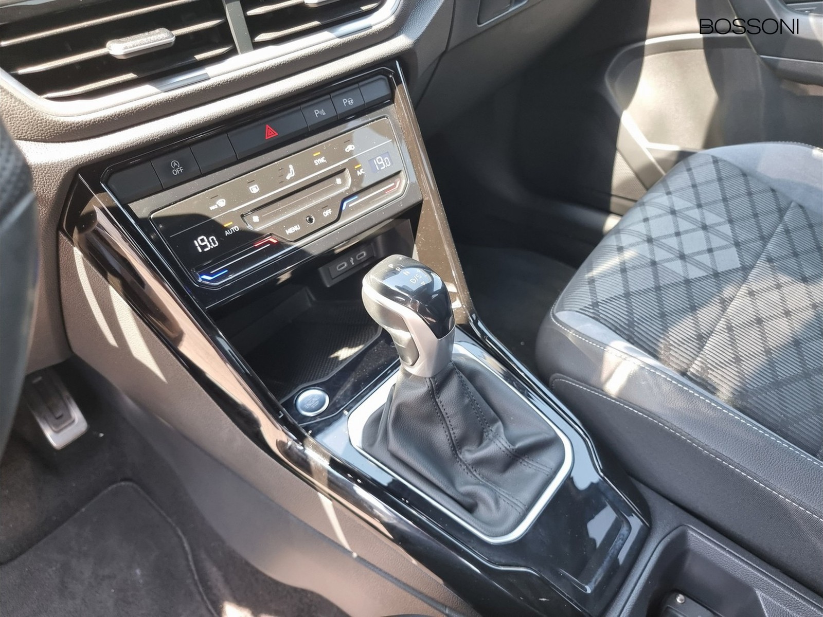 8 - Volkswagen T-Roc 2.0 tdi scr 150cv r line dsg