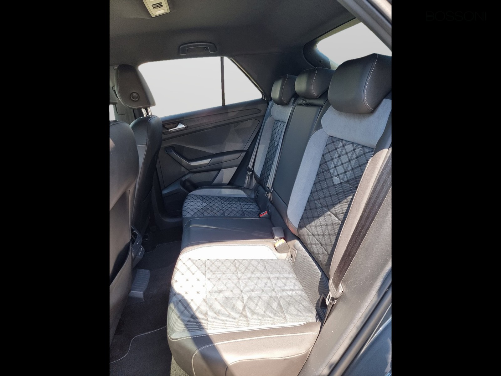 10 - Volkswagen T-Roc 2.0 tdi scr 150cv r line dsg