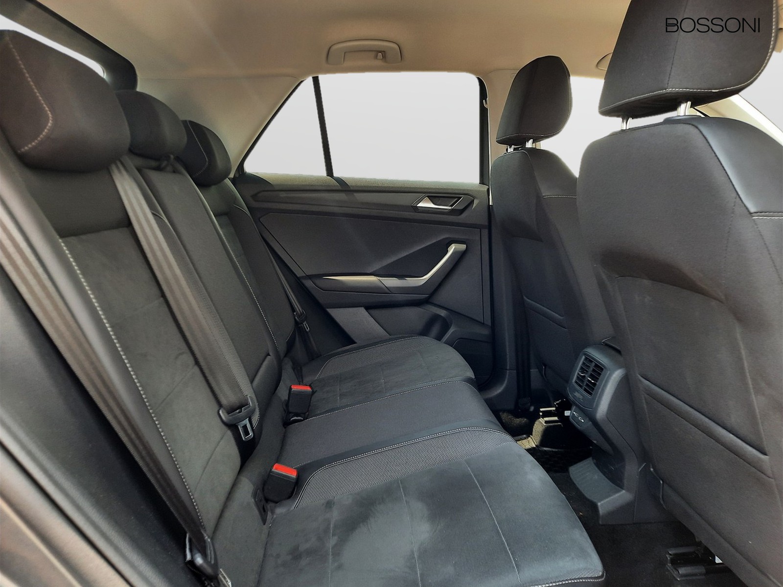 9 - Volkswagen T-Roc 1.0 tsi 110cv style