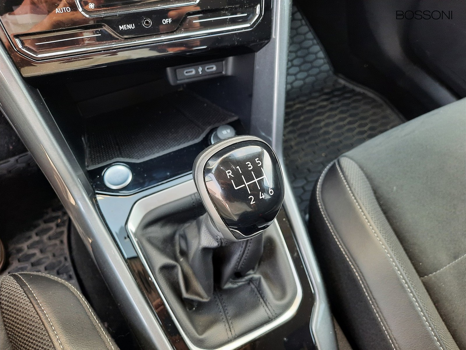 11 - Volkswagen T-Roc 1.0 tsi 110cv style