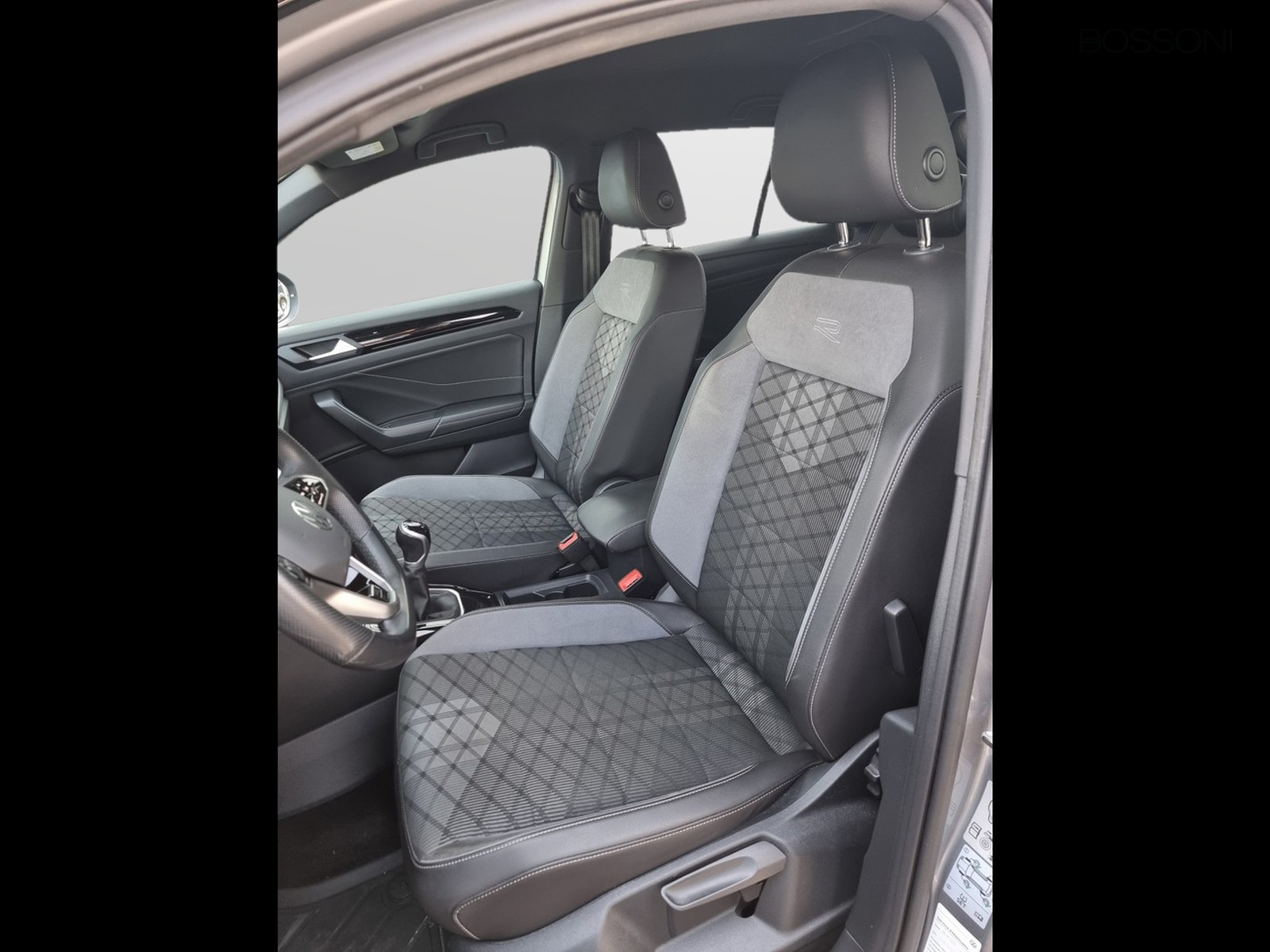 8 - Volkswagen T-Roc 1.0 tsi 110cv r line