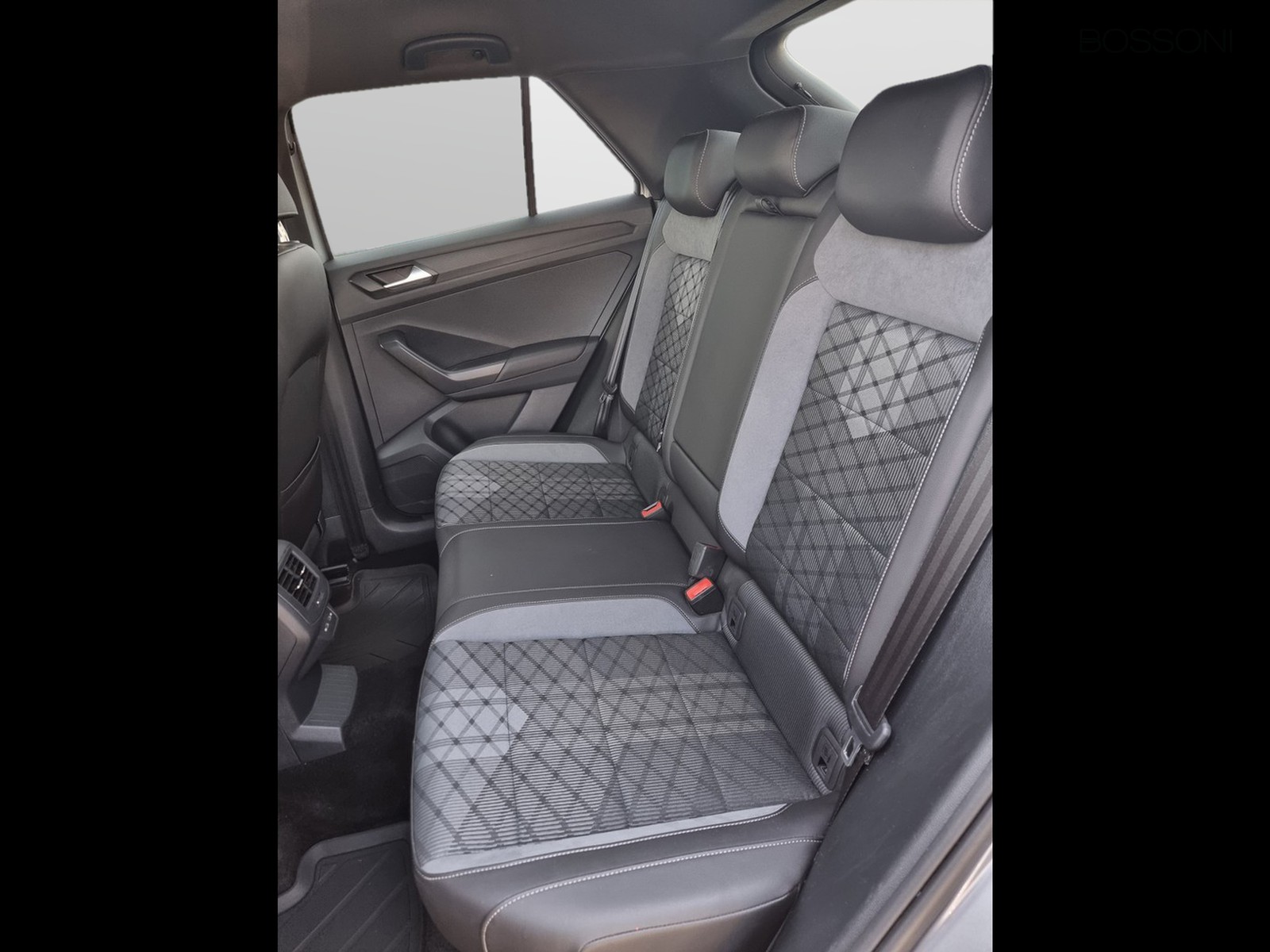 10 - Volkswagen T-Roc 1.0 tsi 110cv r line