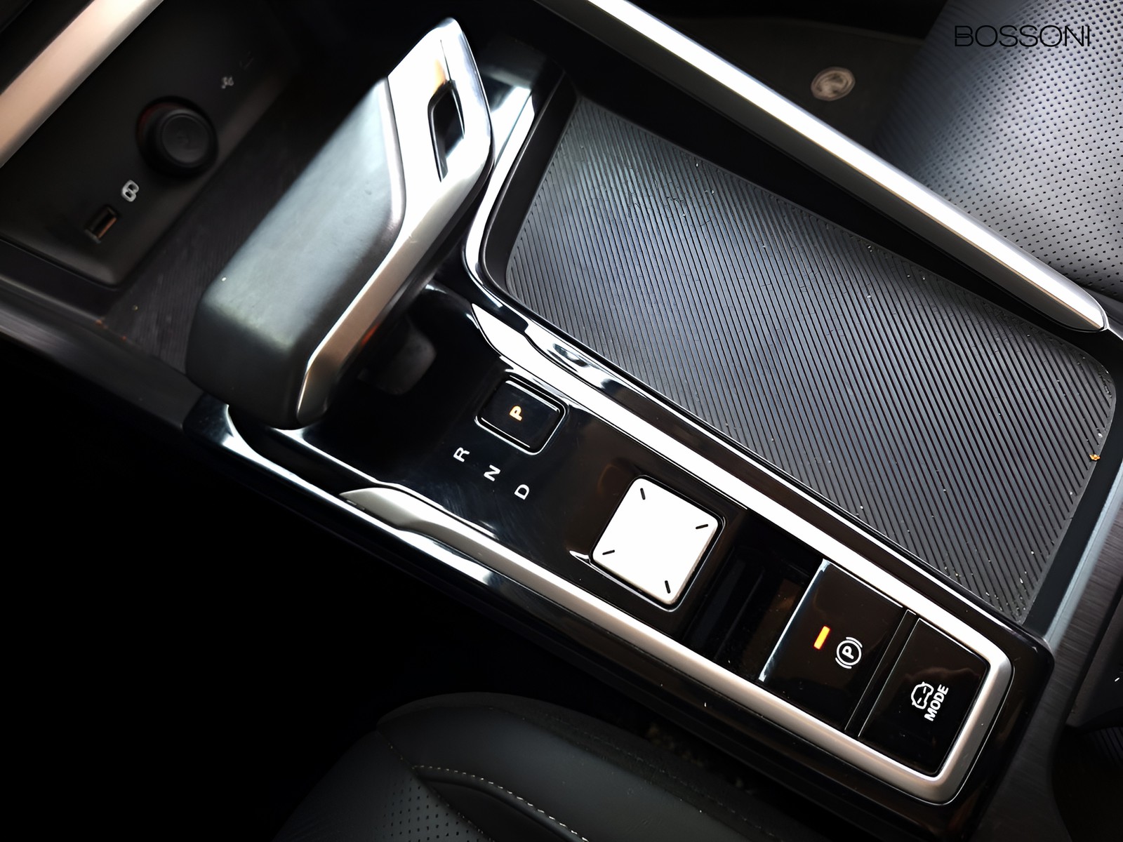 18 - Mg ZS 1.5 hybrid+ luxury auto
