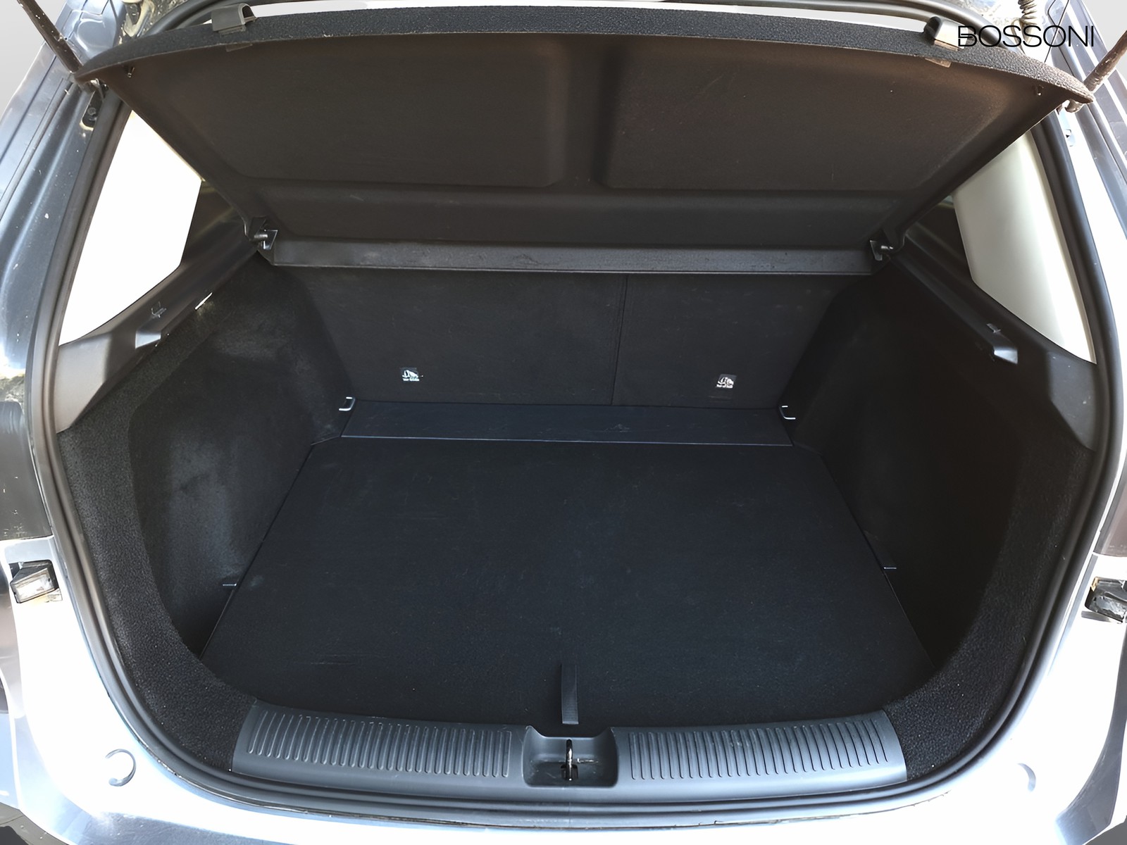 6 - Mg ZS 1.5 hybrid+ luxury auto