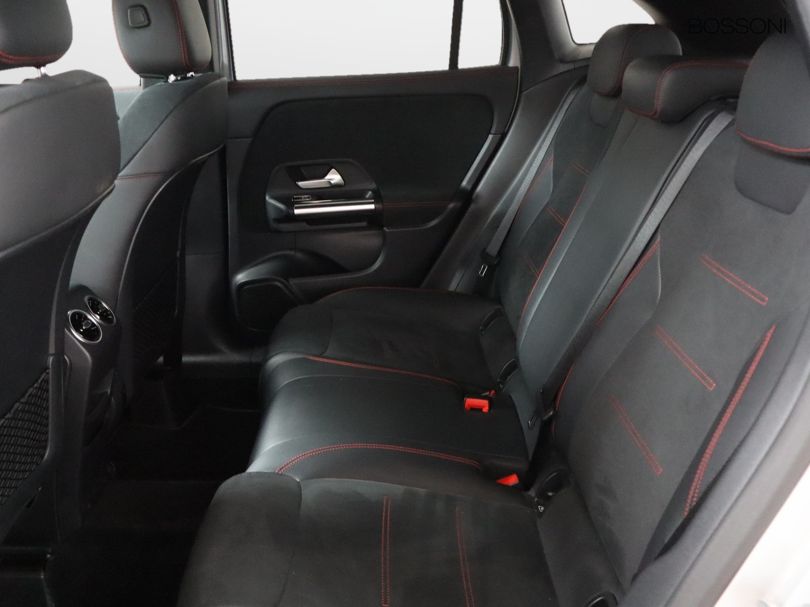 8 - Mercedes GLA 200 d premium 4matic 8g-dct