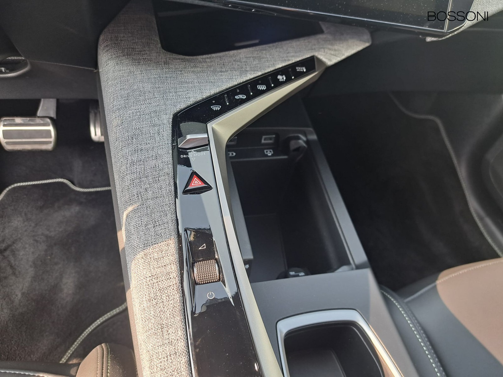 8 - Peugeot 3008 1.2 hybrid 145cv gt e-dcs6