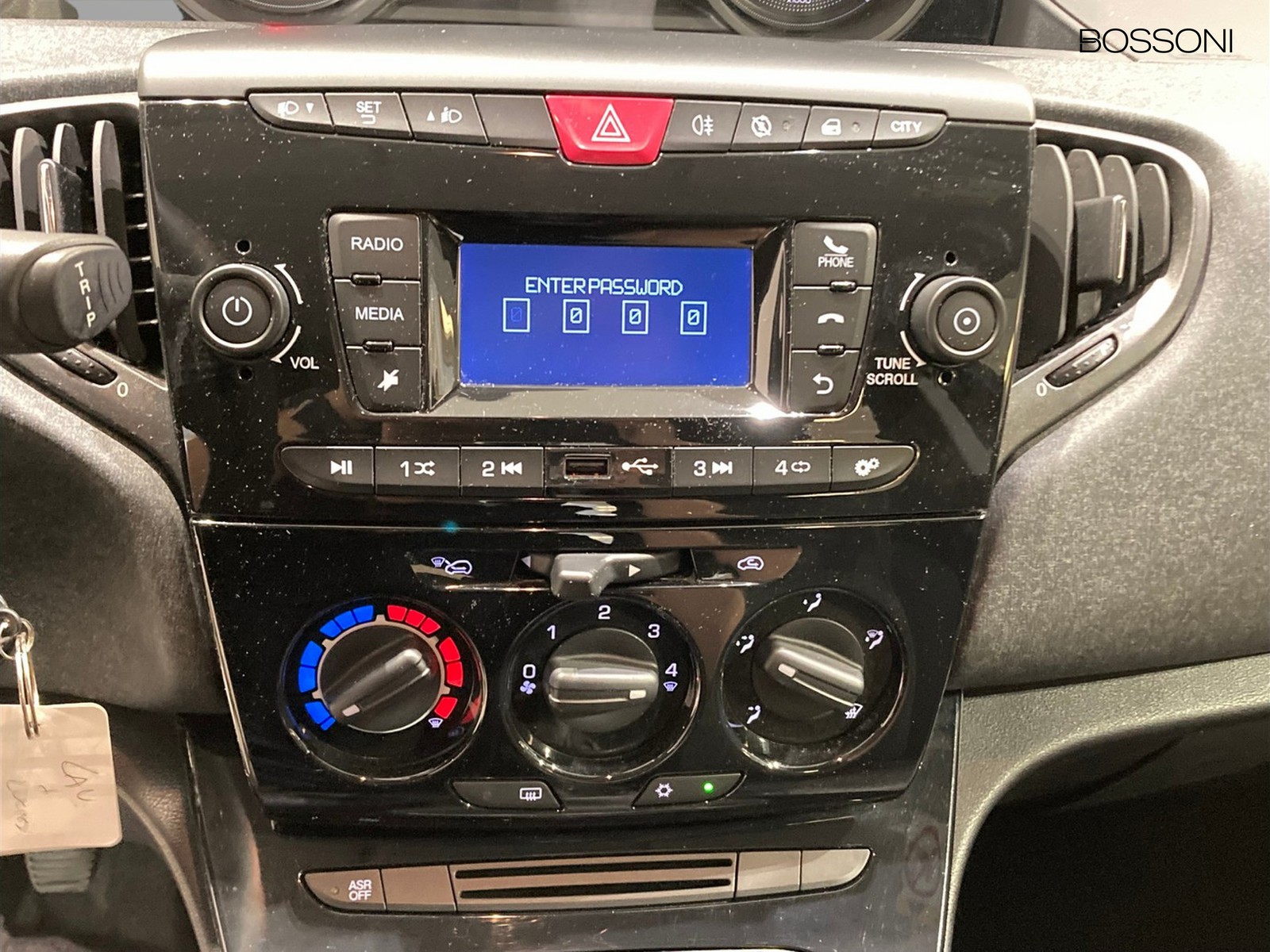 9 - Lancia Ypsilon 1.0 firefly hybrid 70cv silver s&s