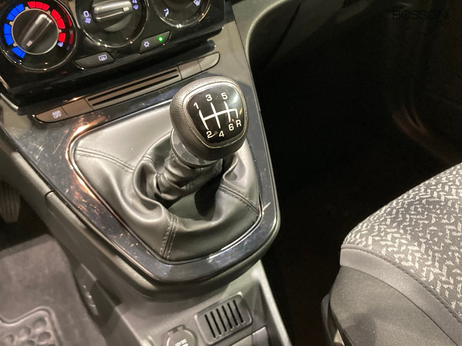 10 - Lancia Ypsilon 1.0 firefly hybrid 70cv silver s&s