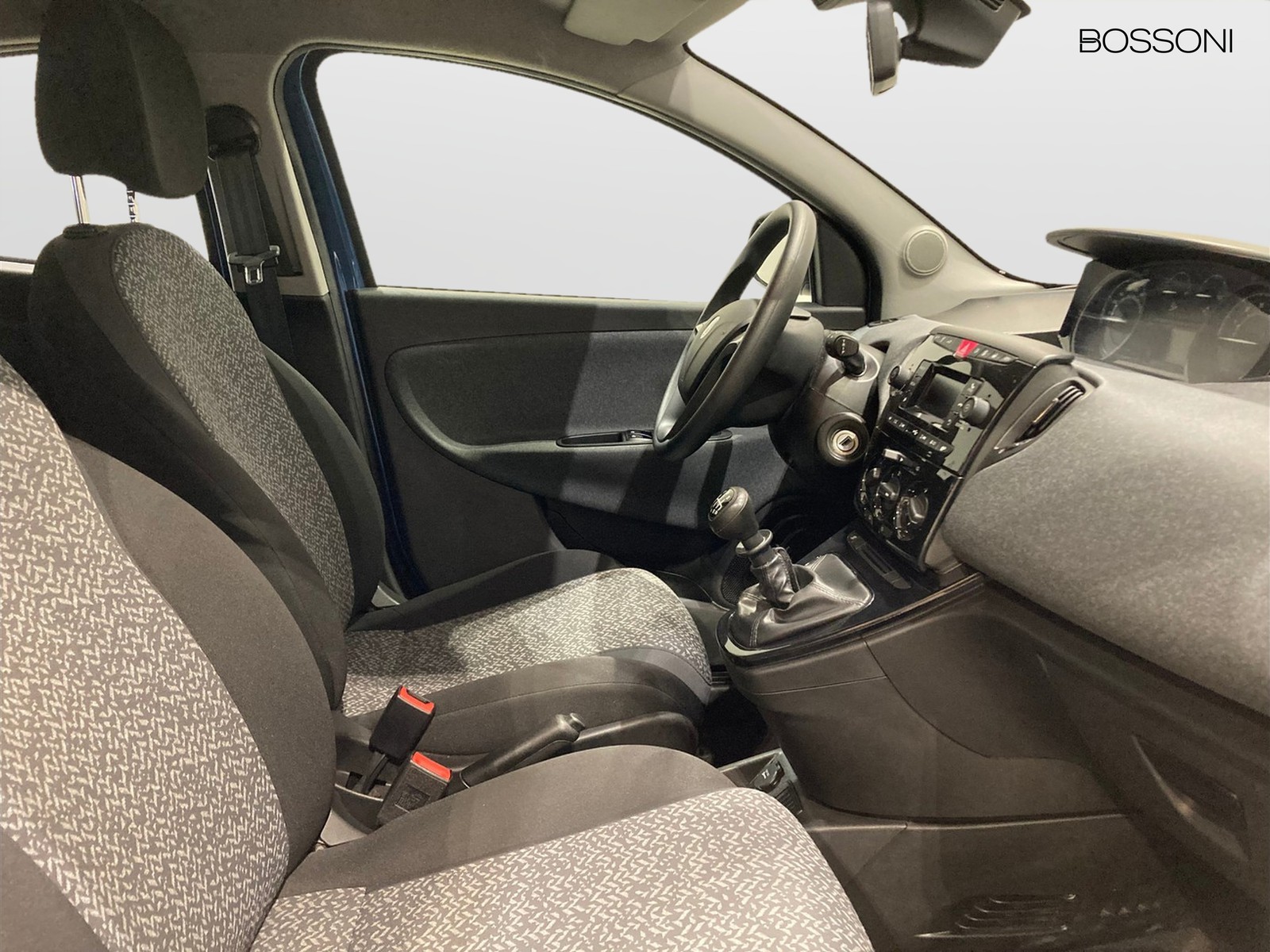11 - Lancia Ypsilon 1.0 firefly hybrid 70cv silver s&s