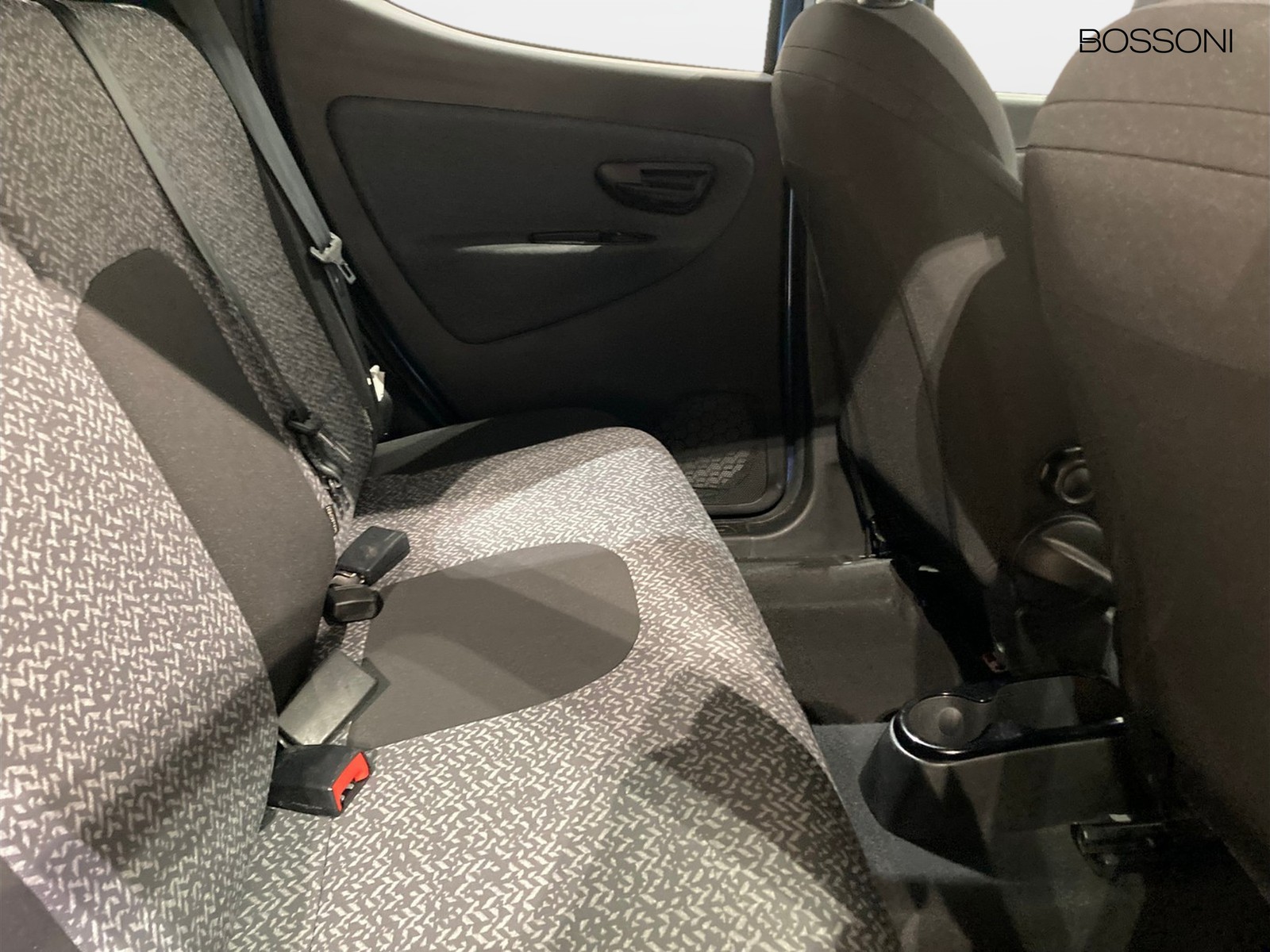12 - Lancia Ypsilon 1.0 firefly hybrid 70cv silver s&s