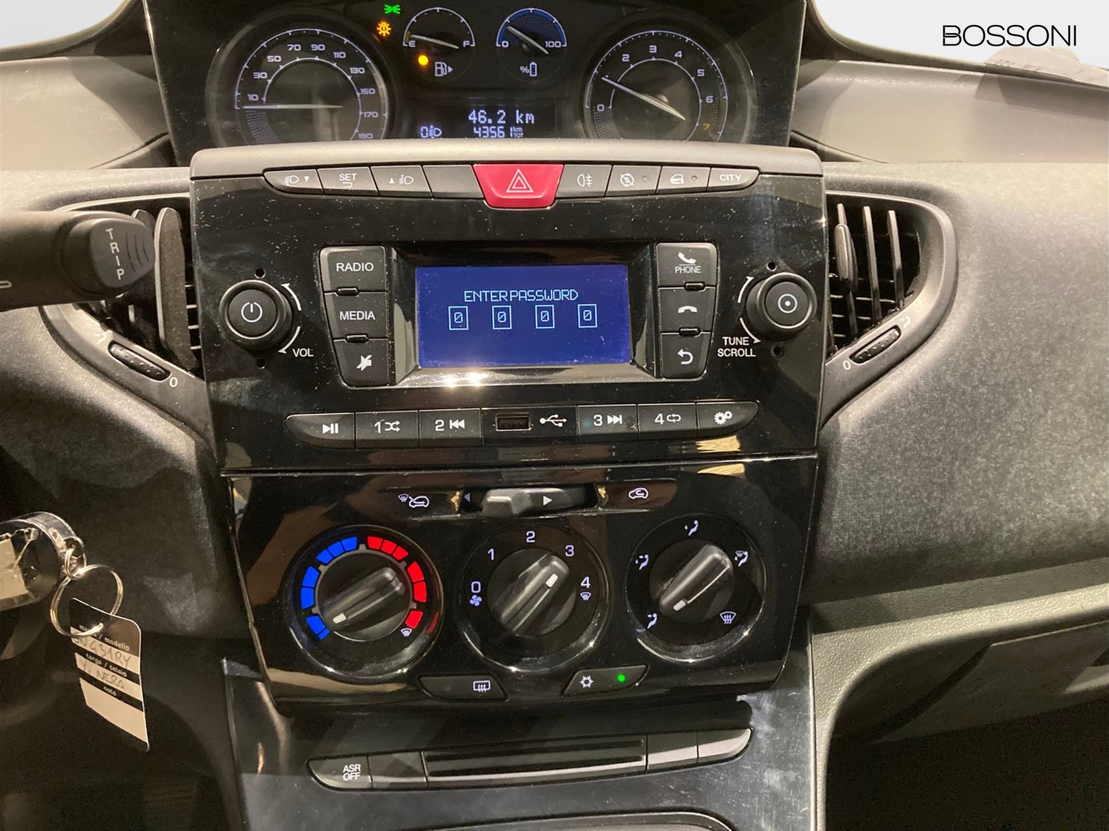 10 - Lancia Ypsilon 1.0 firefly hybrid 70cv silver s&s