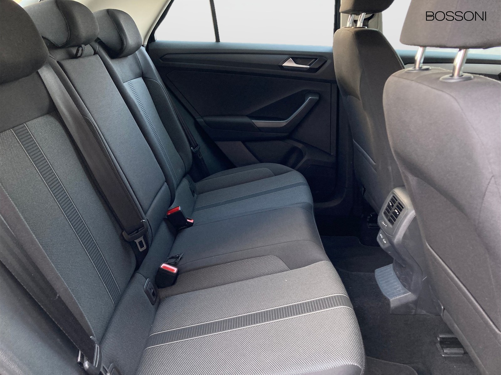 8 - Volkswagen T-Roc 2.0 tdi scr 115cv life