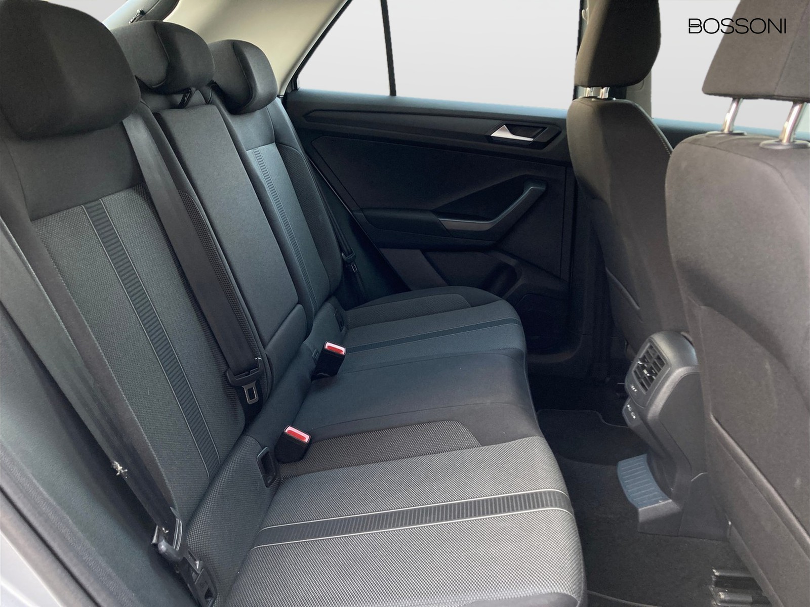 8 - Volkswagen T-Roc 2.0 tdi scr 115cv life