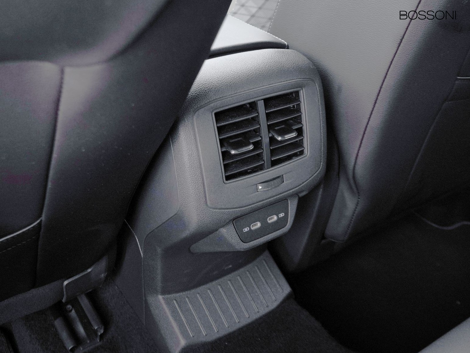 29 - Volkswagen T-Roc 1.5 tsi act r line dsg