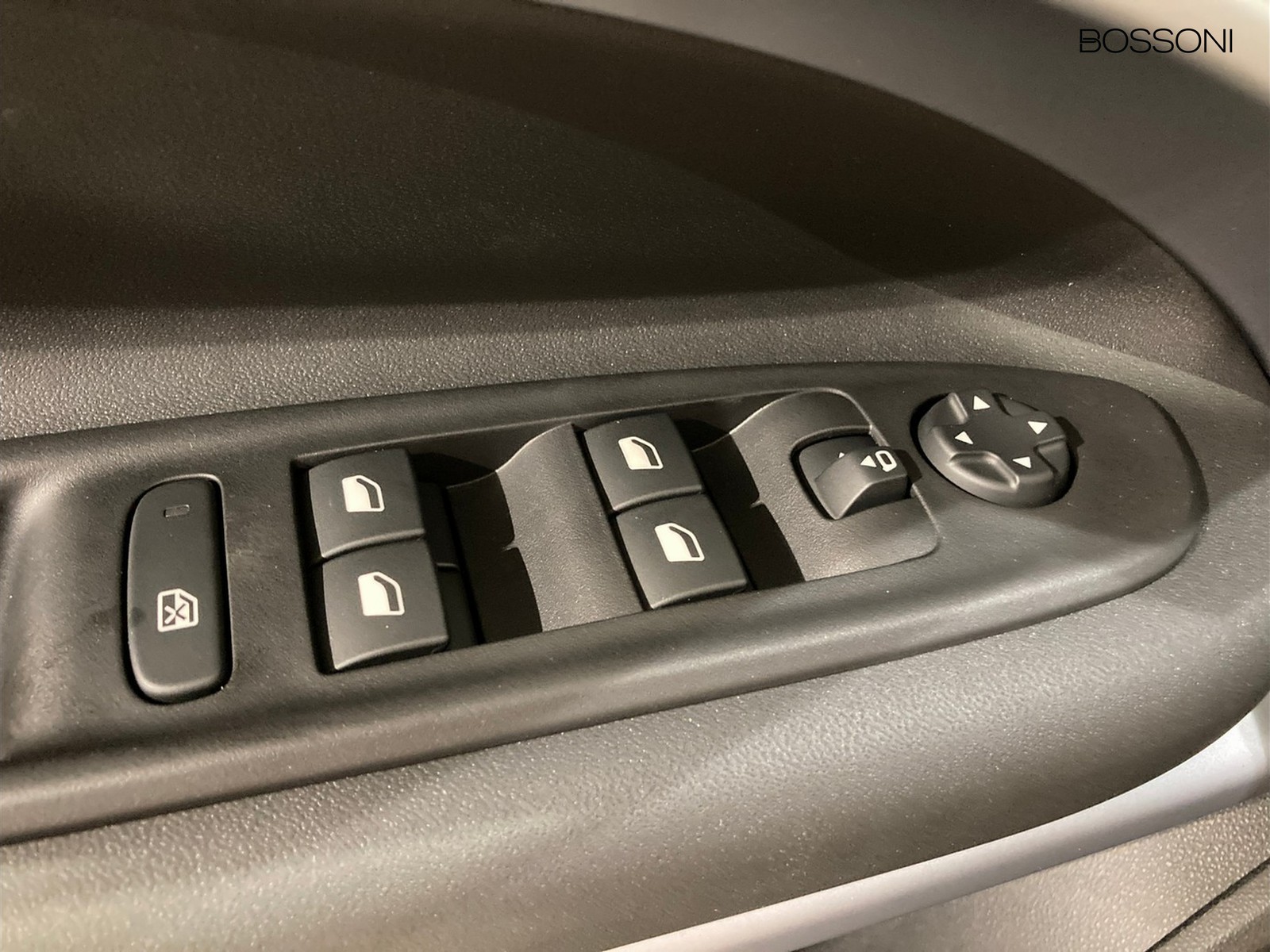 28 - Jeep Avenger 1.2 turbo e-hybrid mhev 145cv the north face 4xe