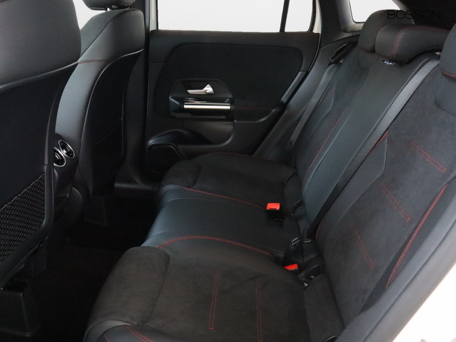 8 - Mercedes GLA 200 d amg line extra 8g-dct