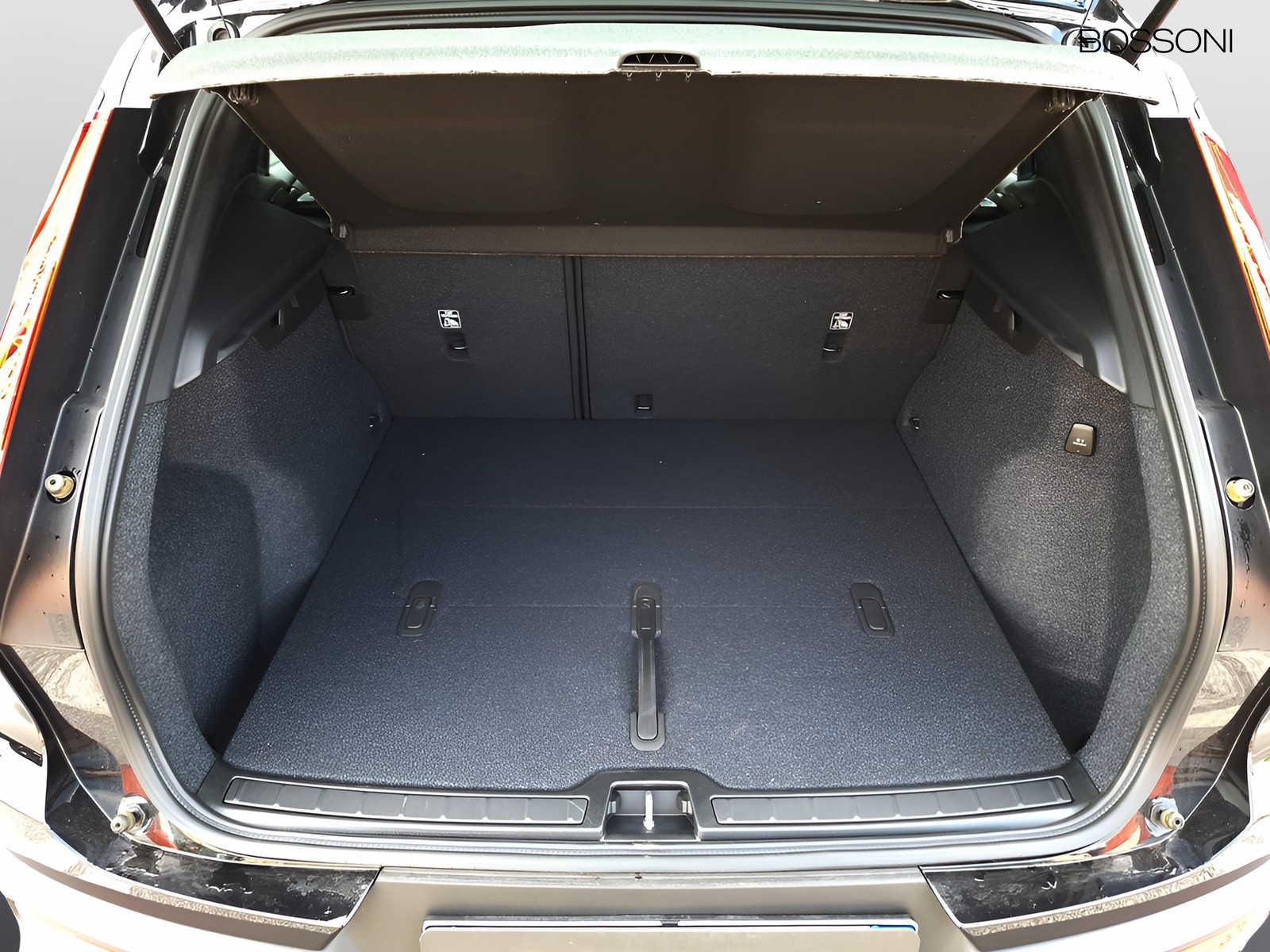 6 - Volvo XC40 2.0 b3 essential automatico