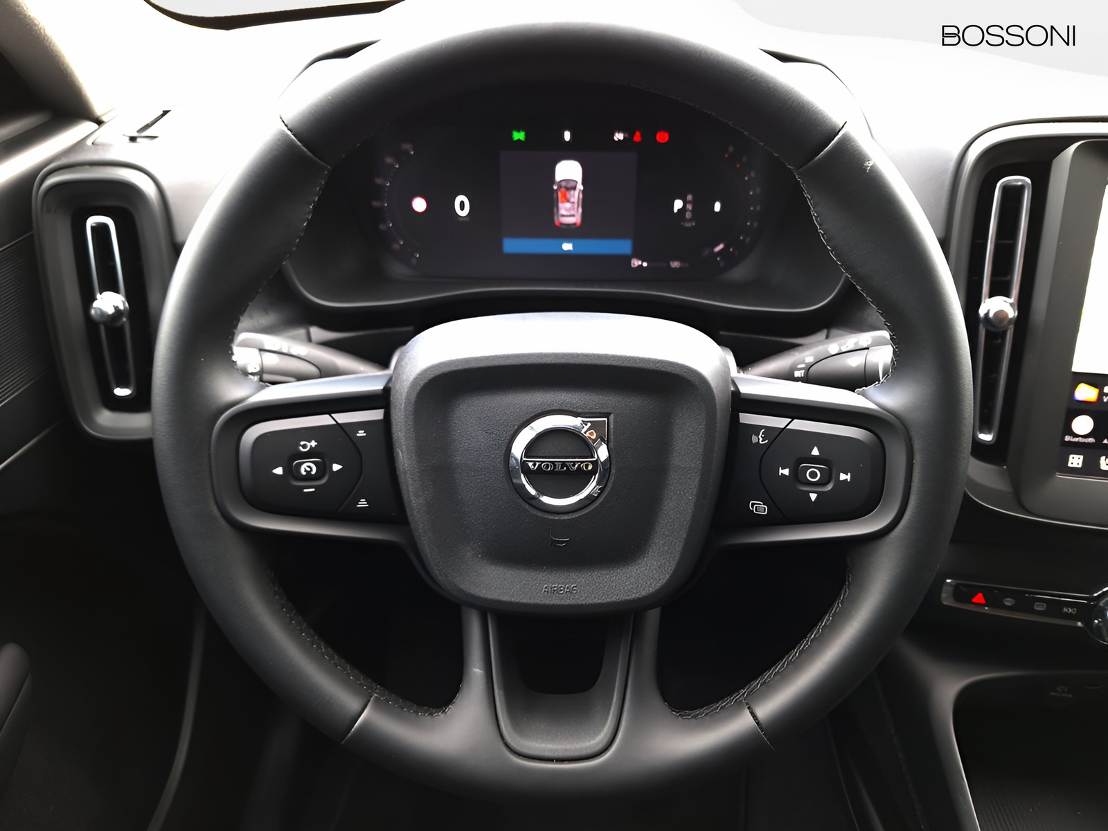 10 - Volvo XC40 2.0 b3 essential automatico