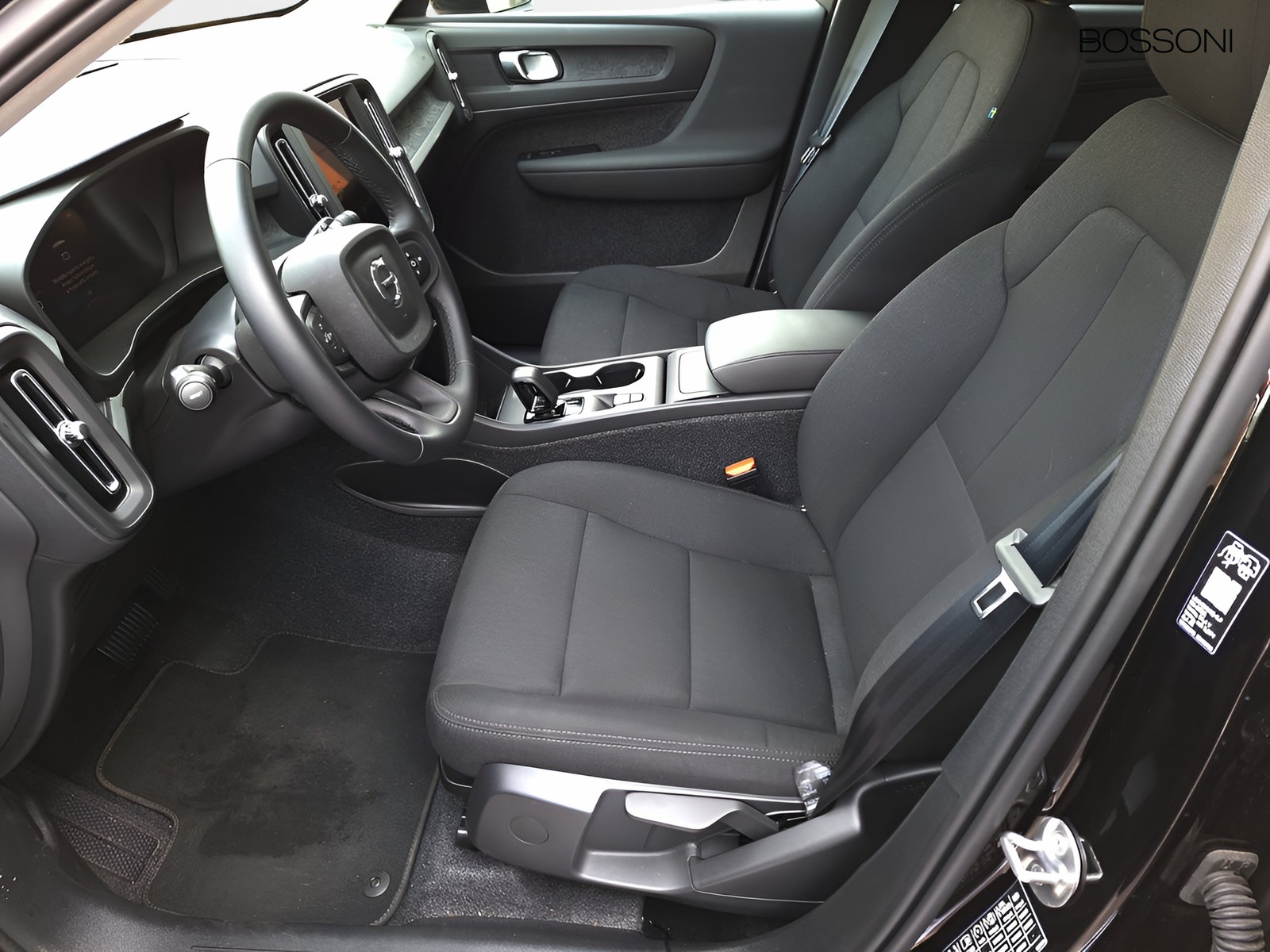 12 - Volvo XC40 2.0 b3 essential automatico
