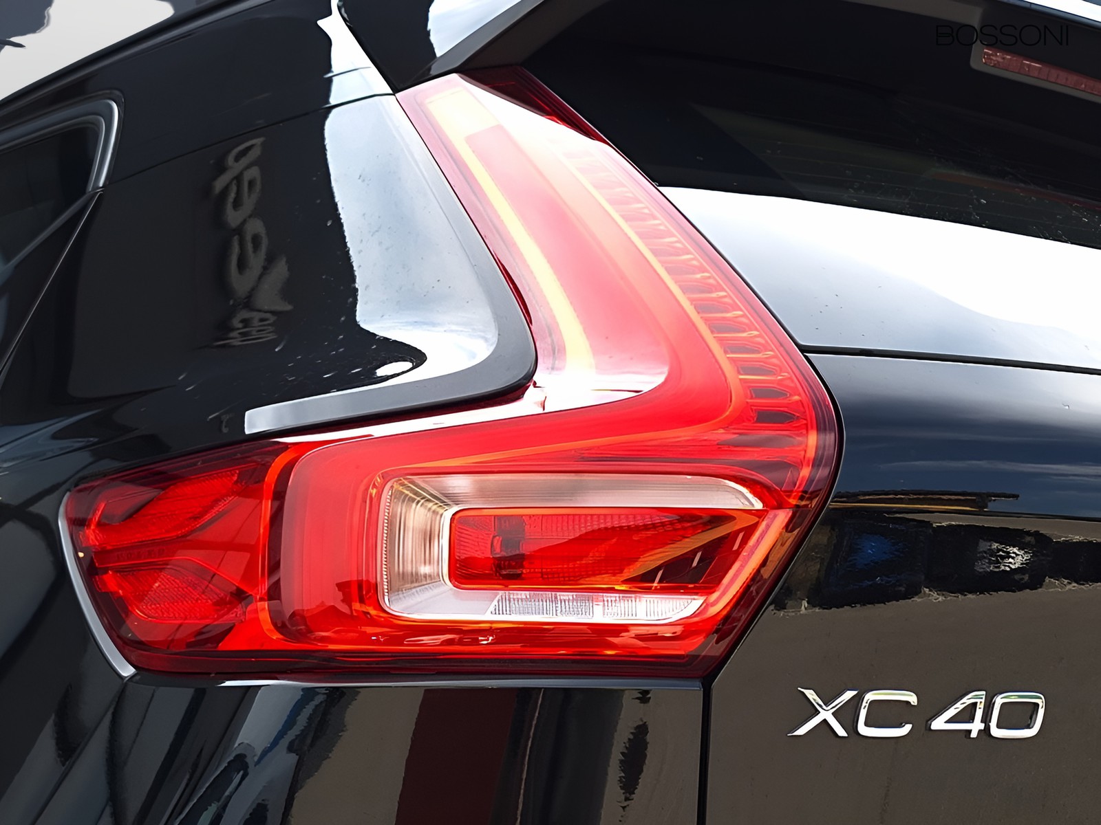 16 - Volvo XC40 2.0 b3 essential automatico