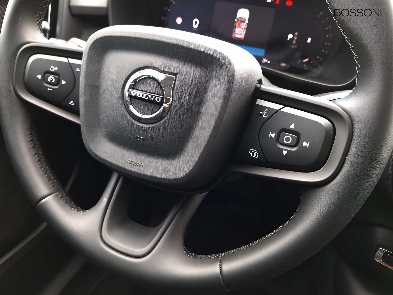 21 - Volvo XC40 2.0 b3 essential automatico