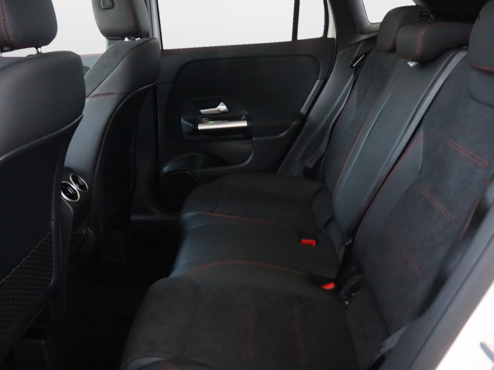 8 - Mercedes GLA 200 d amg line extra 8g-dct