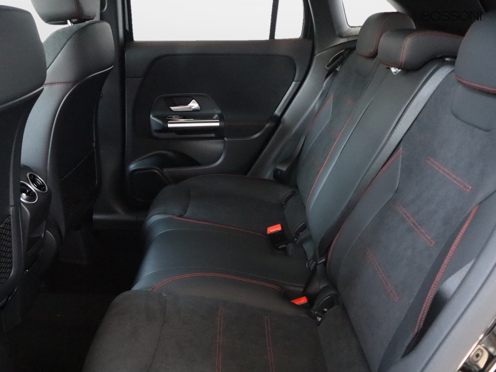 8 - Mercedes GLA 200 d amg line extra 8g-dct