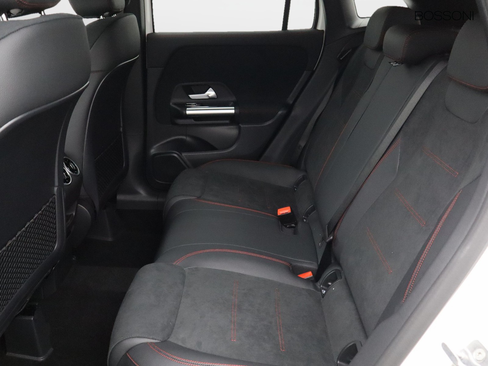 8 - Mercedes GLA 200 d amg line extra 8g-dct
