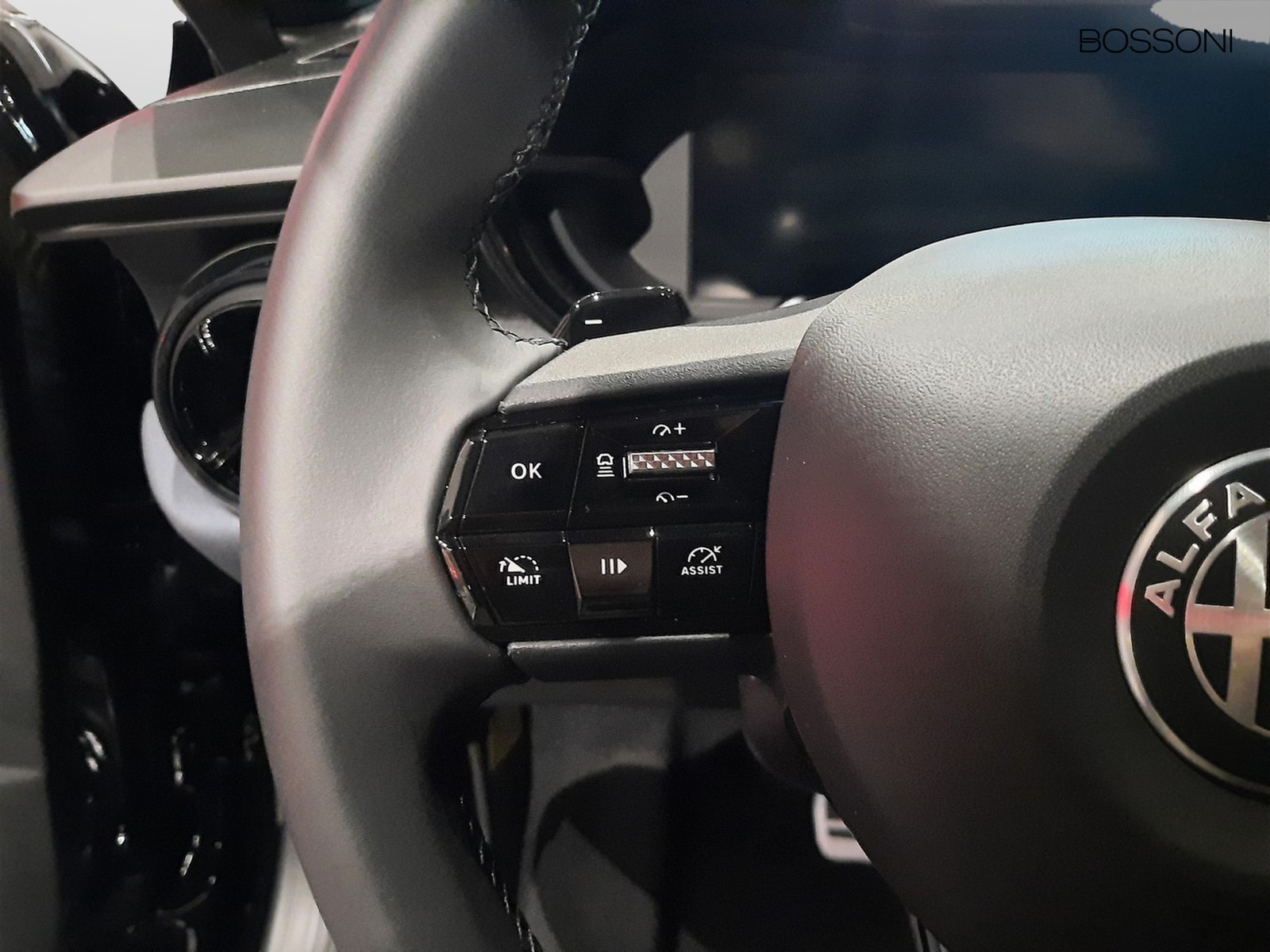 11 - Alfa Romeo Junior 1.2 hybrid 145cv ibrida edct6