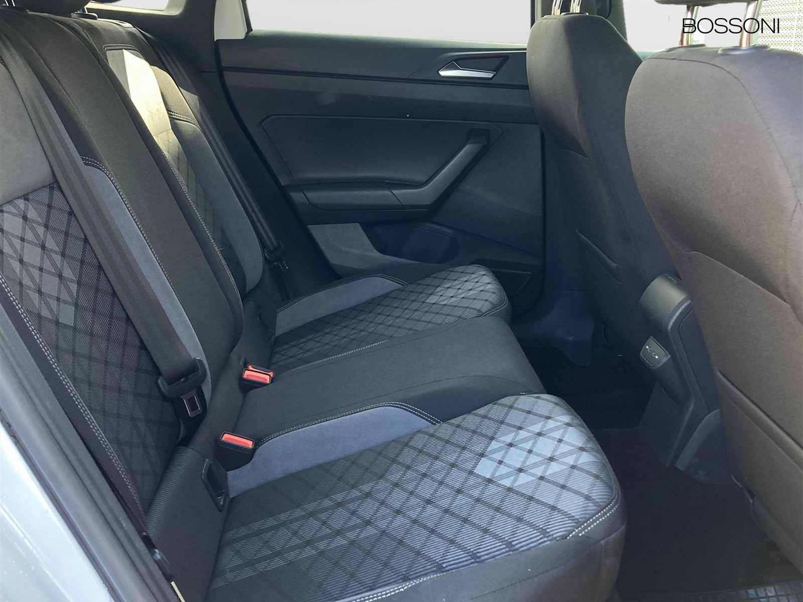 8 - Volkswagen Taigo 1.0 tsi 110cv r-line