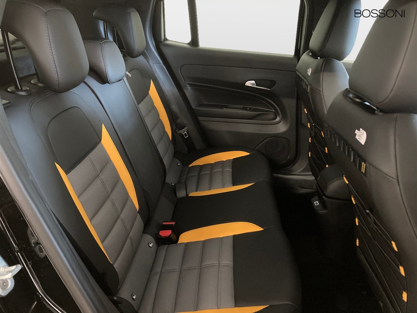 9 - Jeep Avenger 1.2 turbo e-hybrid mhev 145cv the north face 4xe