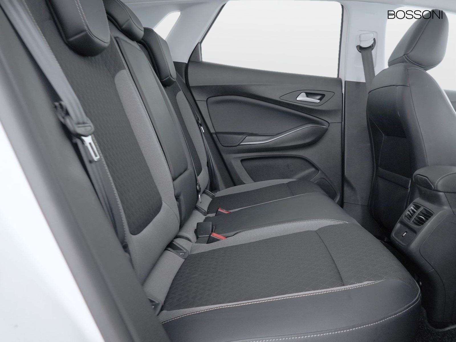 9 - Opel Grandland 1.2 business elegance s&s