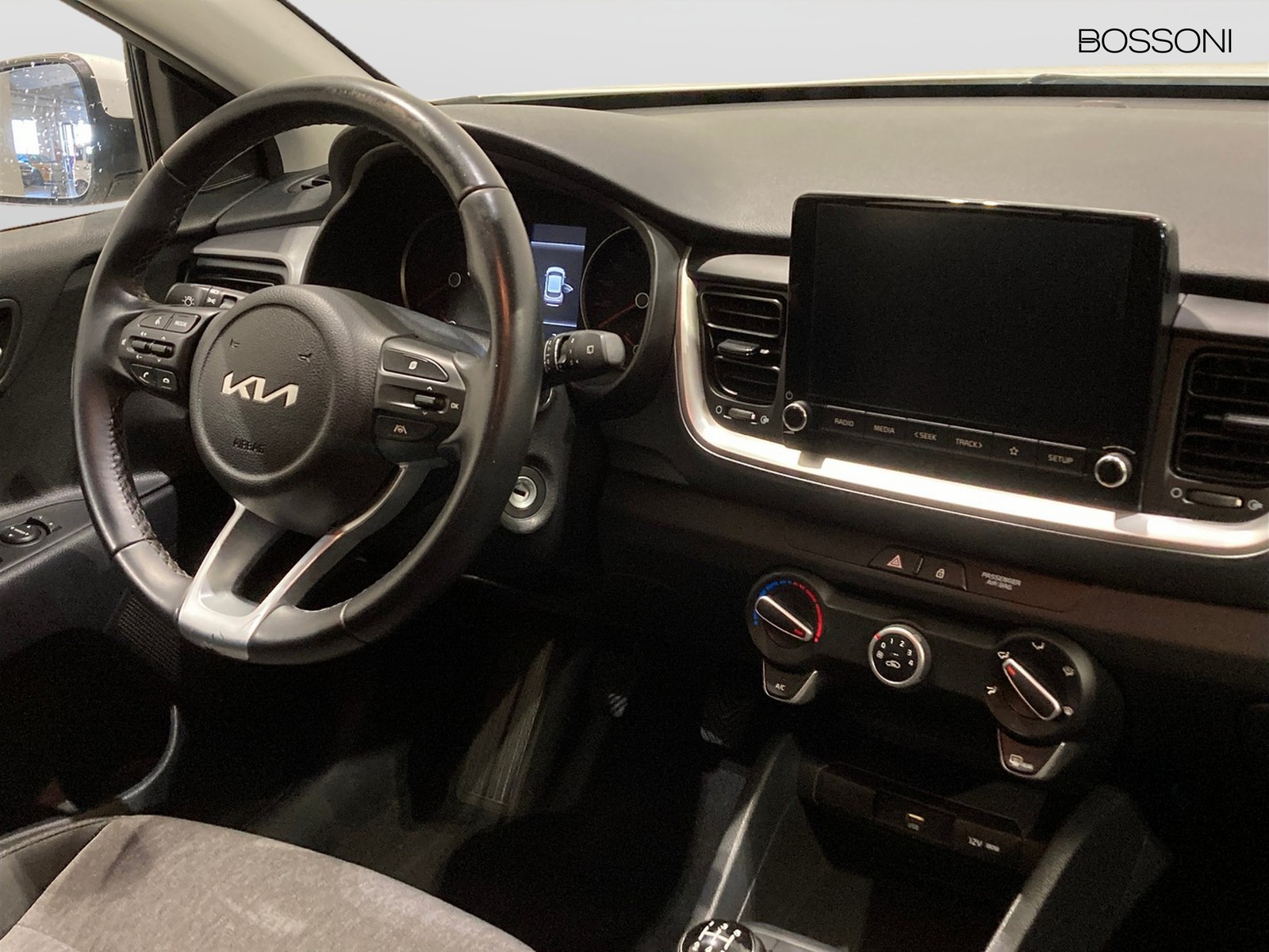 9 - Kia Stonic 1.2 dpi 84cv urban techno&design pack 2wd
