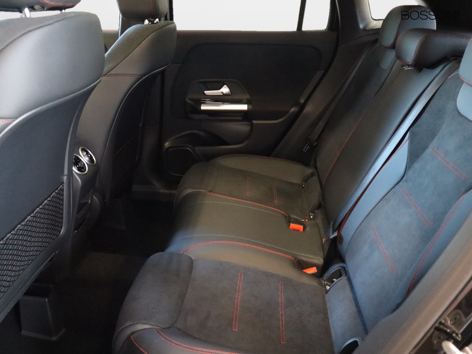 8 - Mercedes GLA 200 d amg line extra 8g-dct