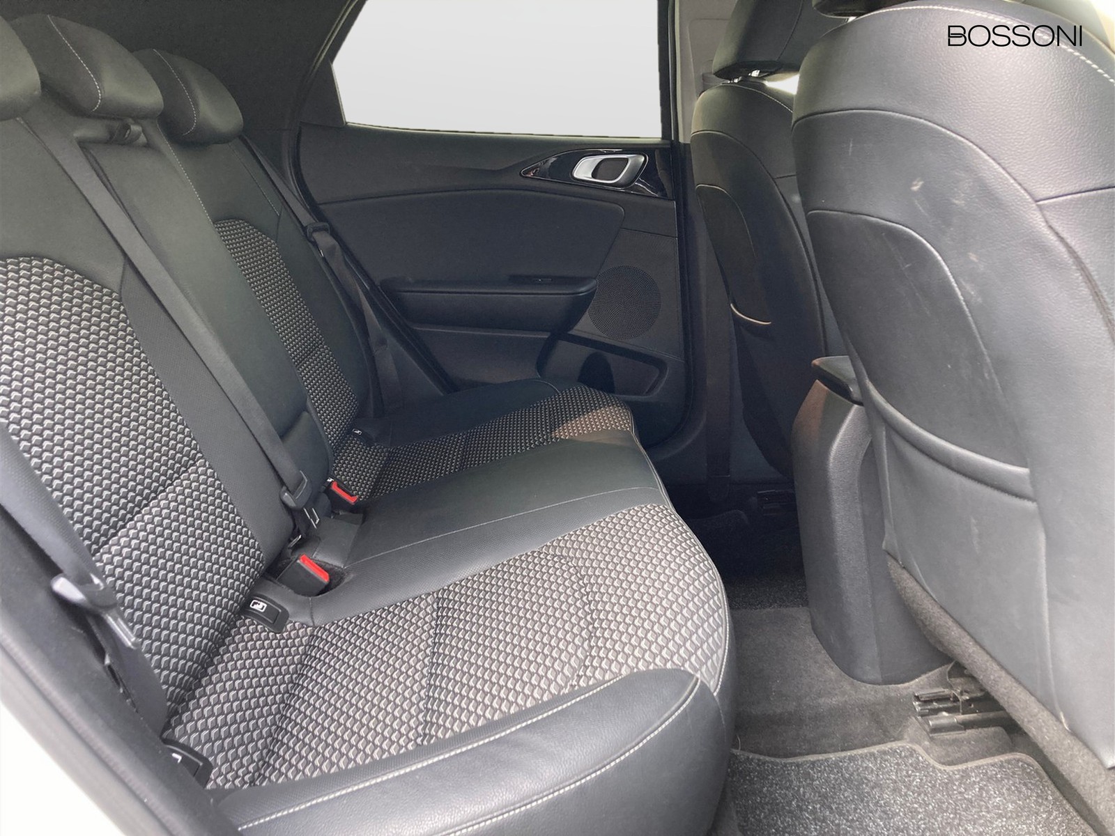 8 - Kia Xceed 1.0 t-gdi 117cv business 2wd