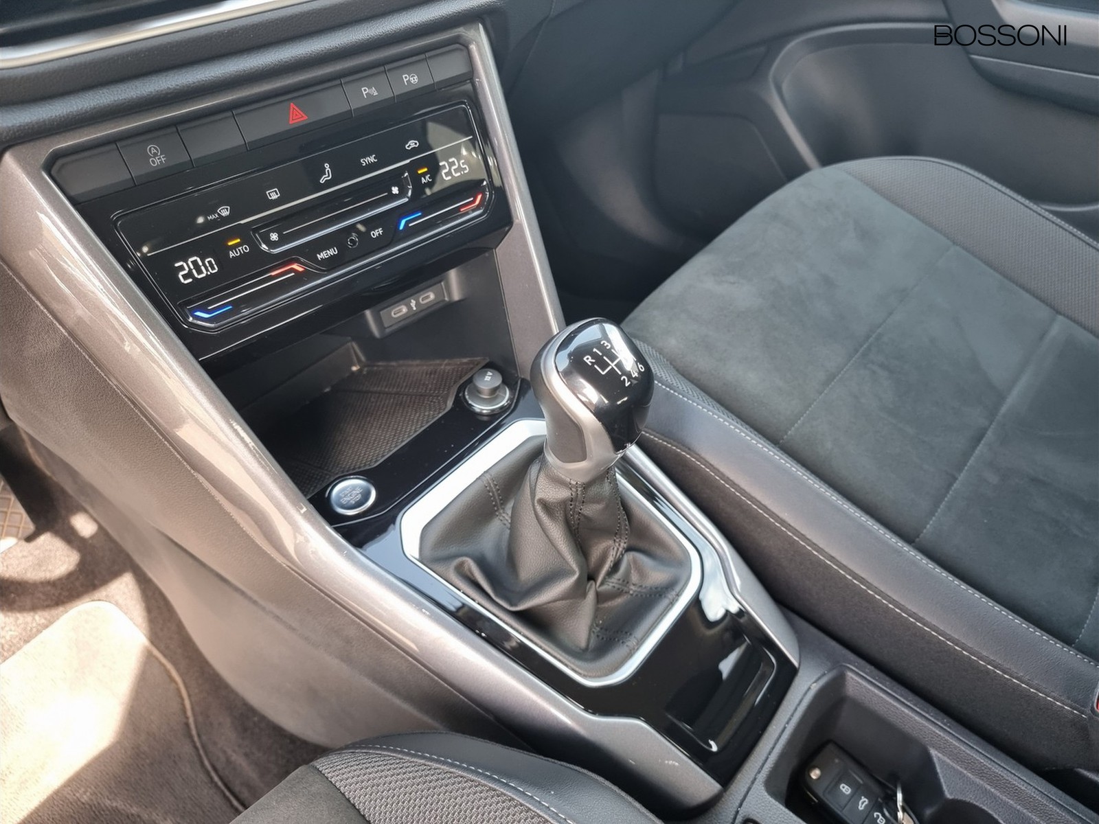 8 - Volkswagen T-Roc 1.0 tsi 110cv style