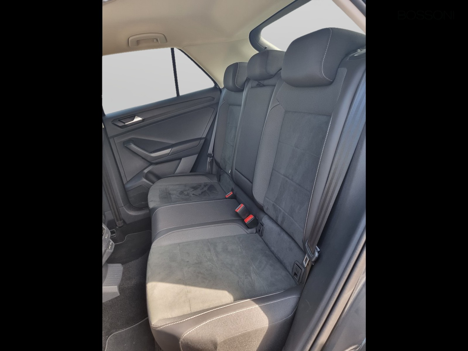 9 - Volkswagen T-Roc 1.0 tsi 110cv style