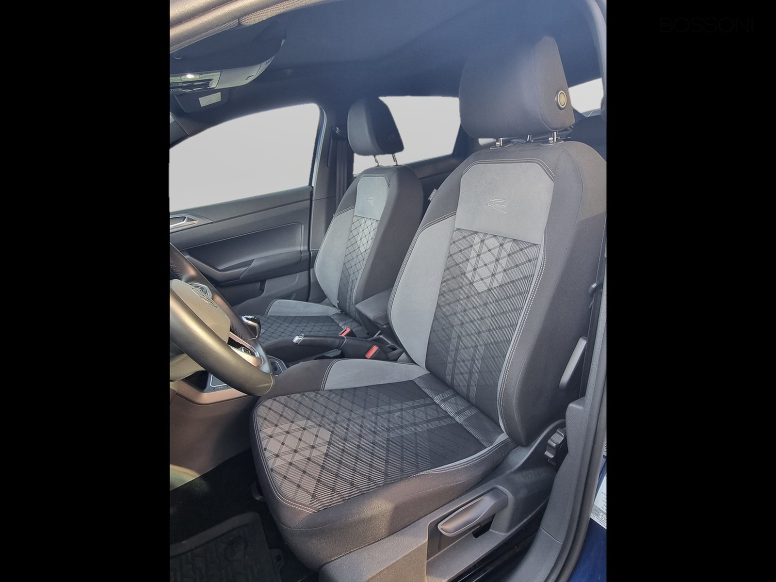 8 - Volkswagen Taigo 1.0 tsi 110cv r-line