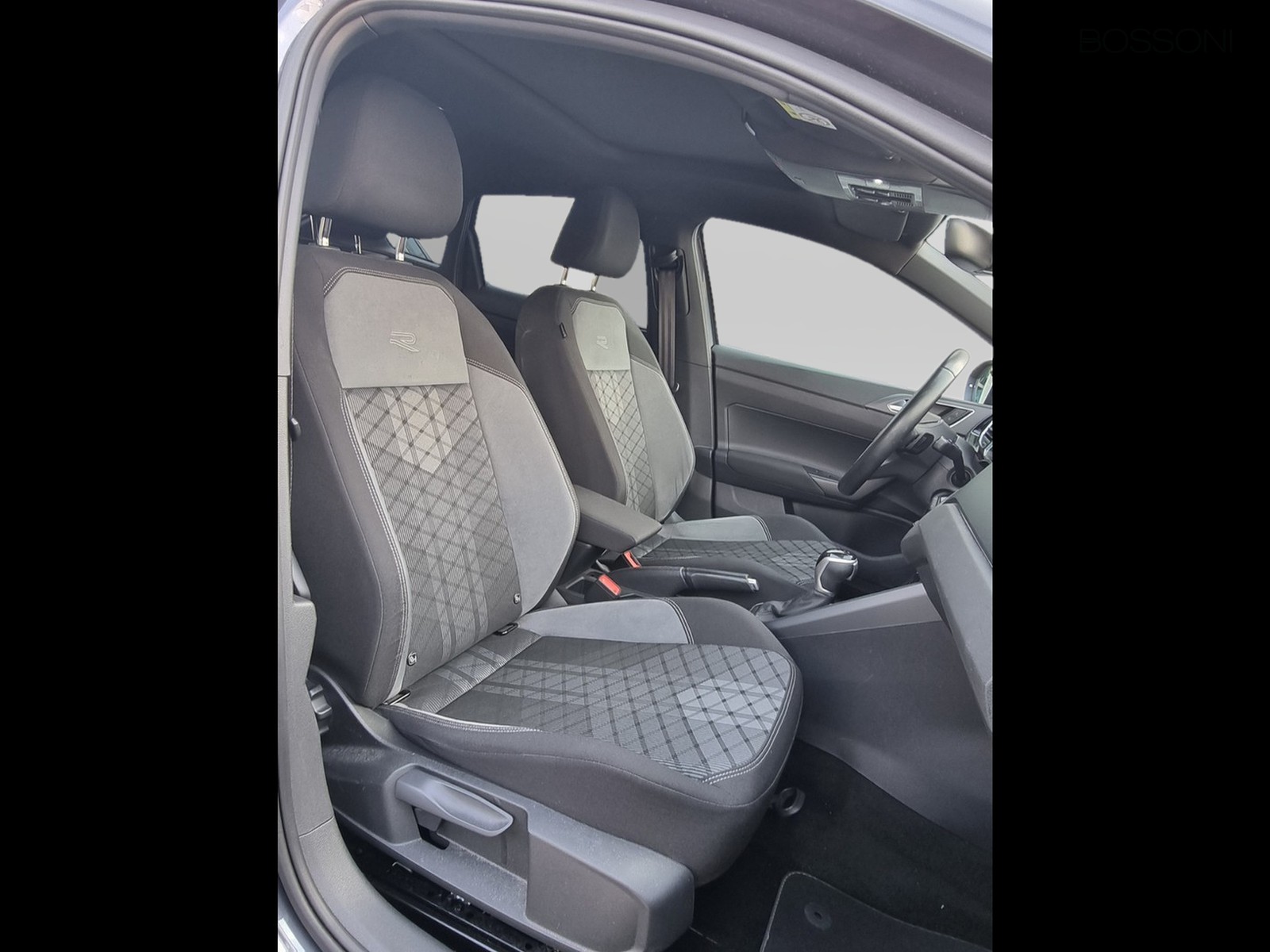 12 - Volkswagen Taigo 1.0 tsi 110cv r-line dsg