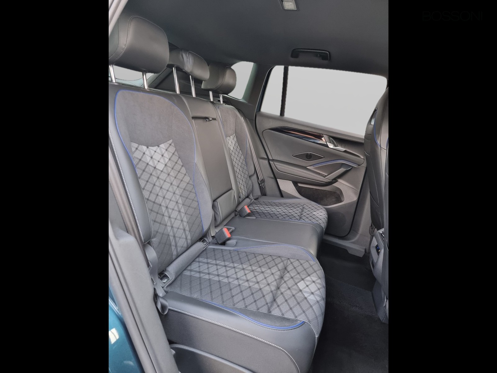 14 - Volkswagen Tiguan 2.0 tdi scr 150cv r-line dsg