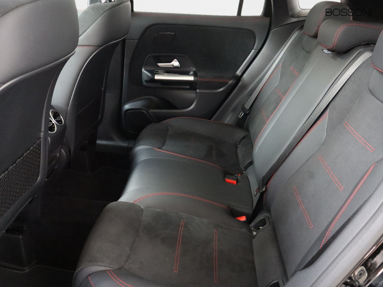 8 - Mercedes GLA 200 d amg line premium 4matic 8g-dct