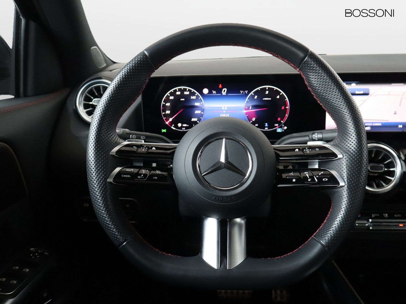 17 - Mercedes GLA 200 d amg line premium 4matic 8g-dct