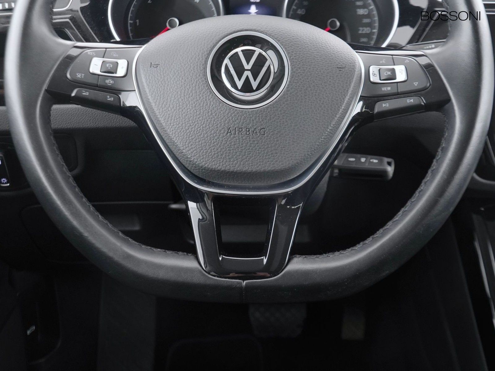 15 - Volkswagen Touran 2.0 tdi scr executive dsg