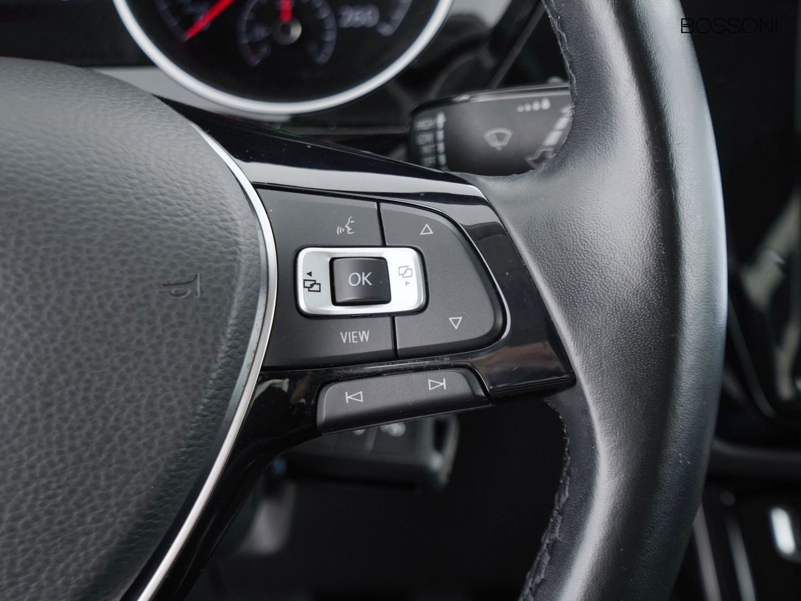 26 - Volkswagen Touran 2.0 tdi scr executive dsg