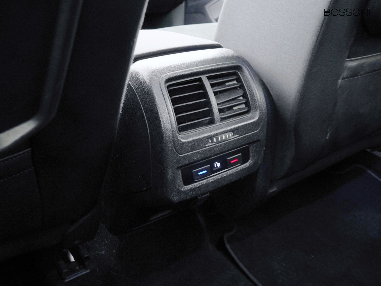 27 - Volkswagen Touran 2.0 tdi scr executive dsg
