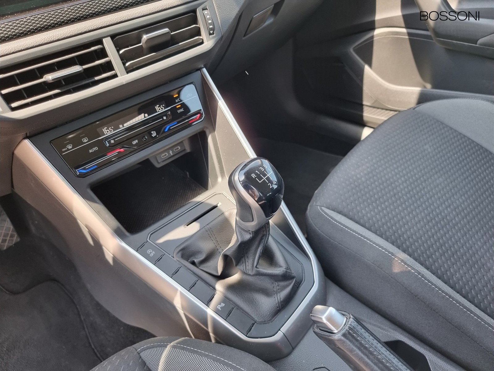 8 - Volkswagen Taigo 1.0 tsi 95cv life