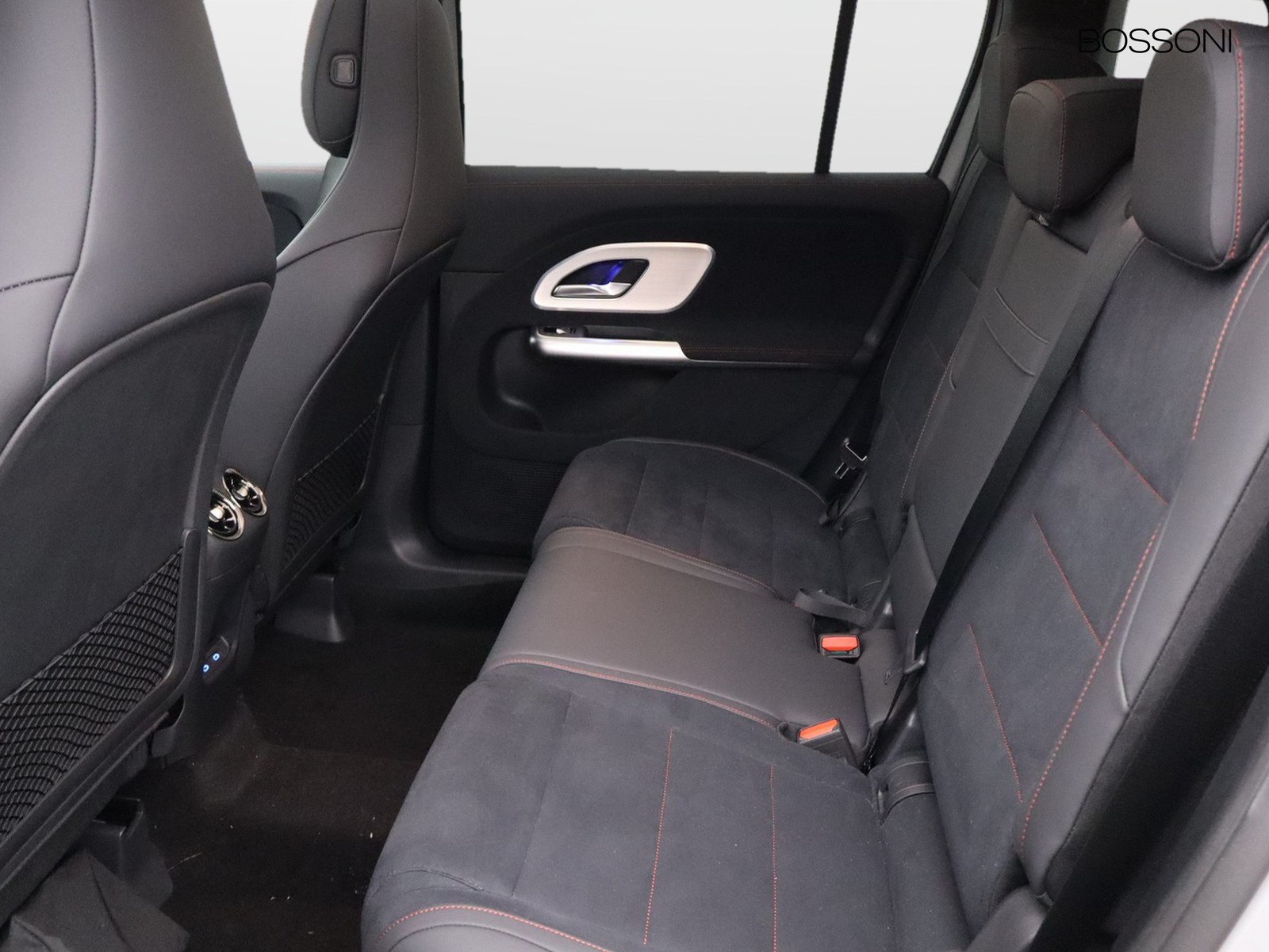 8 - Mercedes GLB 200 premium 4matic 8g-edct