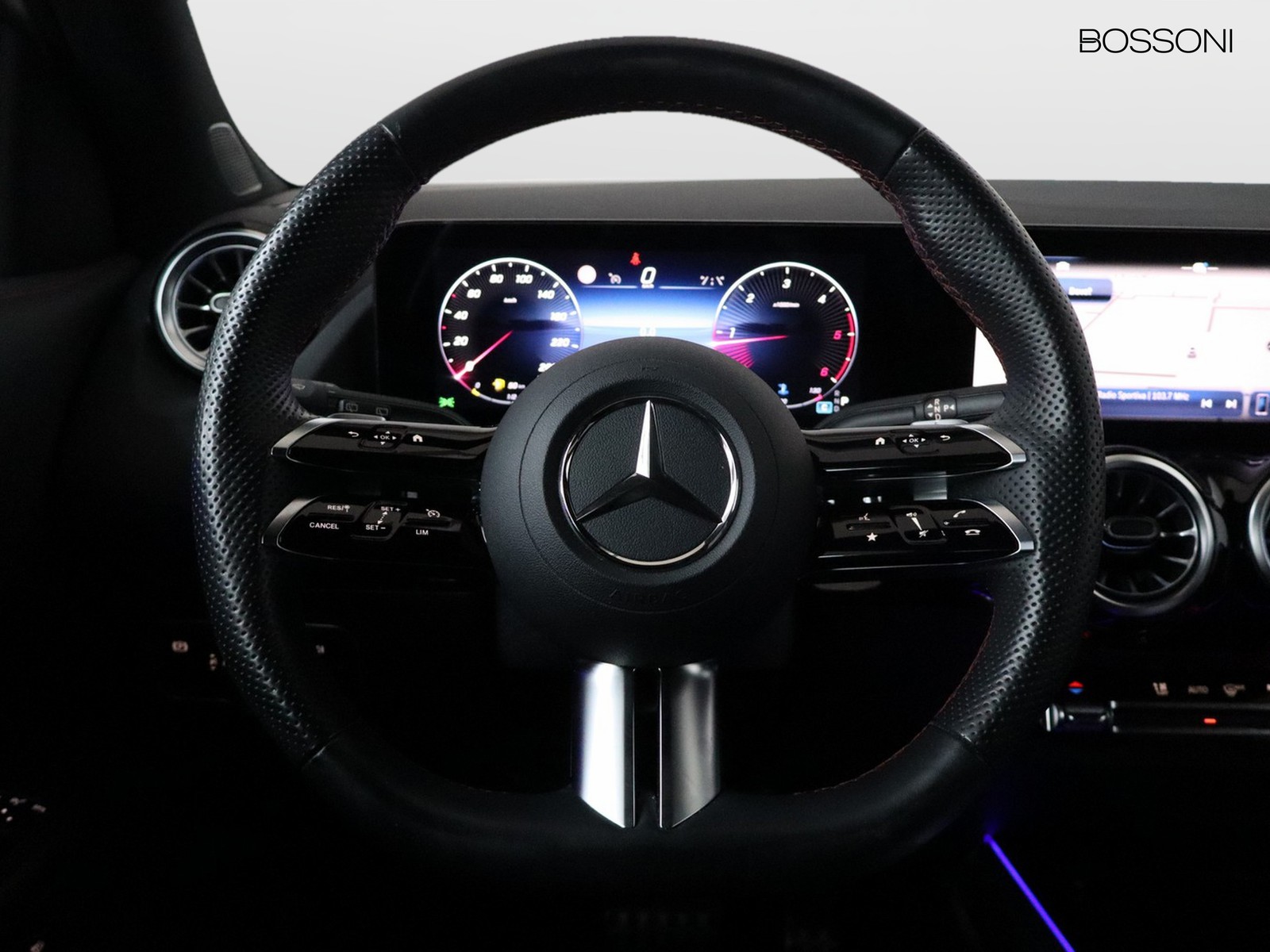 17 - Mercedes GLA 180 d amg line advanced plus 8g-dct