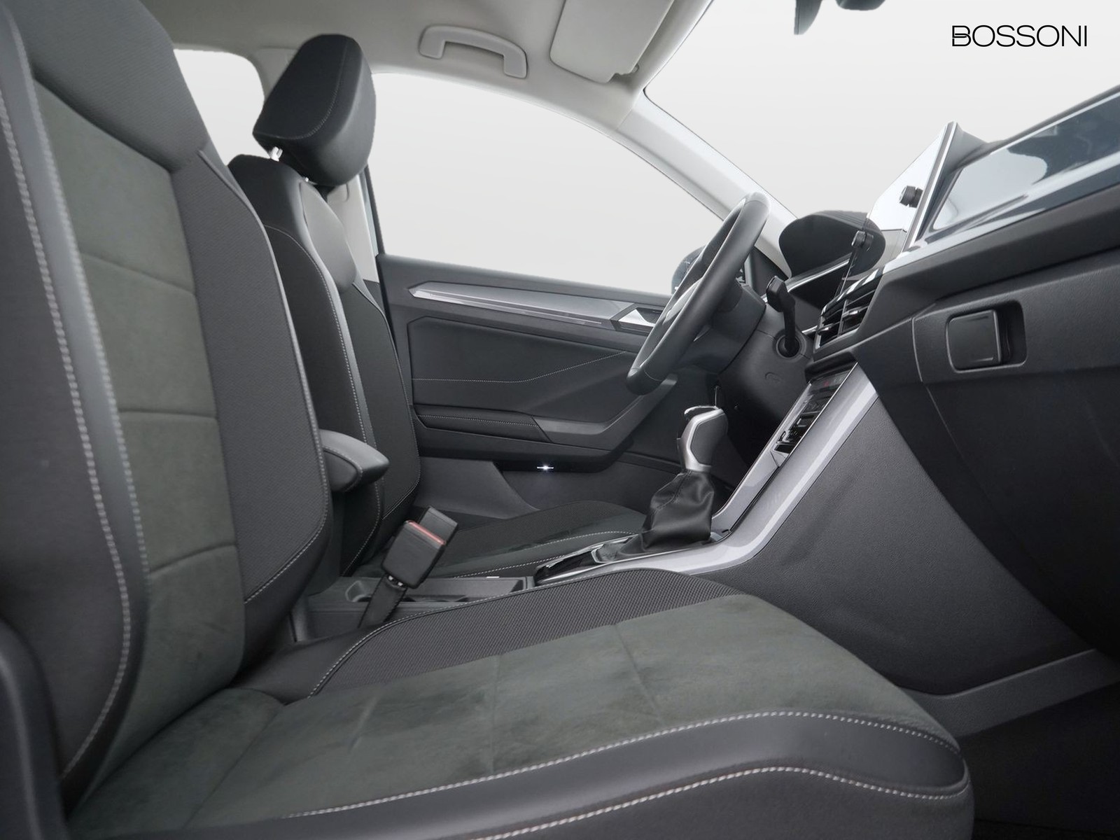 8 - Volkswagen T-Roc 1.0 tsi 110cv style